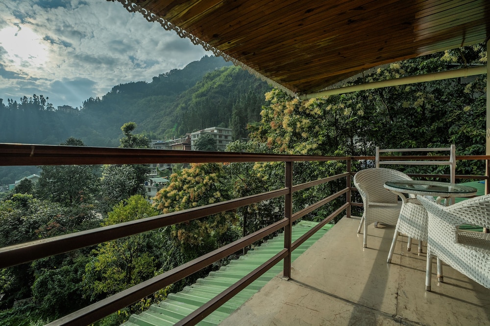 Family Room with Private Balcony photo 2