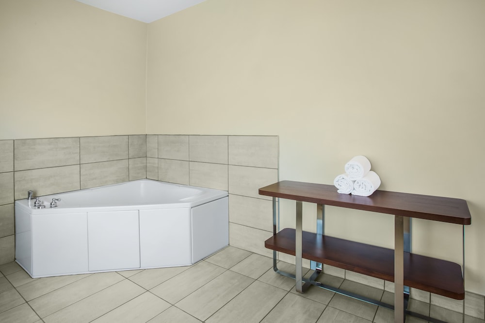 Suite, 1 King Bed - Photo 1