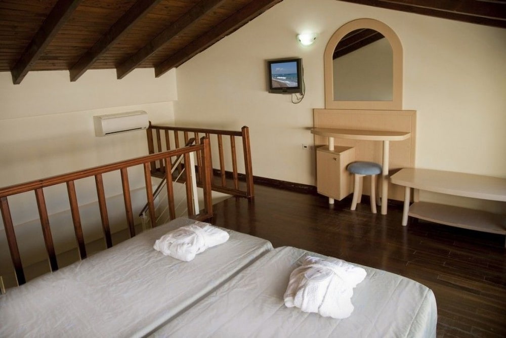 Family Room, 1 Bedroom - Photo 11