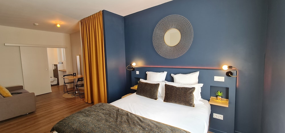 Standard Suite, City View - Photo 13