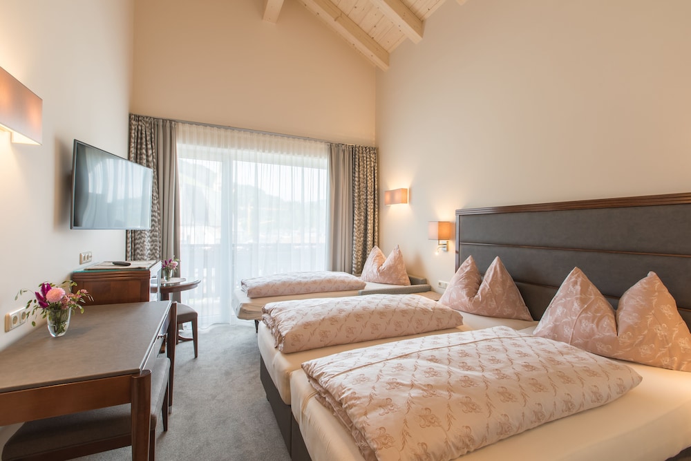 Deluxe Triple Room, 1 Bedroom, Balcony, Mountain View