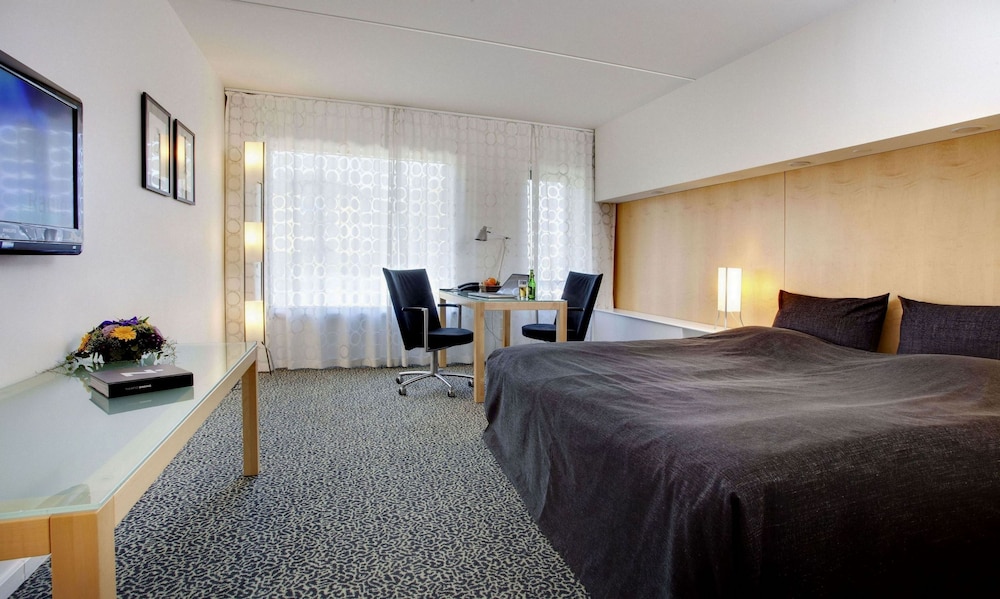 Business Room, 1 King Bed - Photo 2