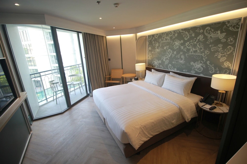 Superior Swimming Pool with Balcony, King Bed