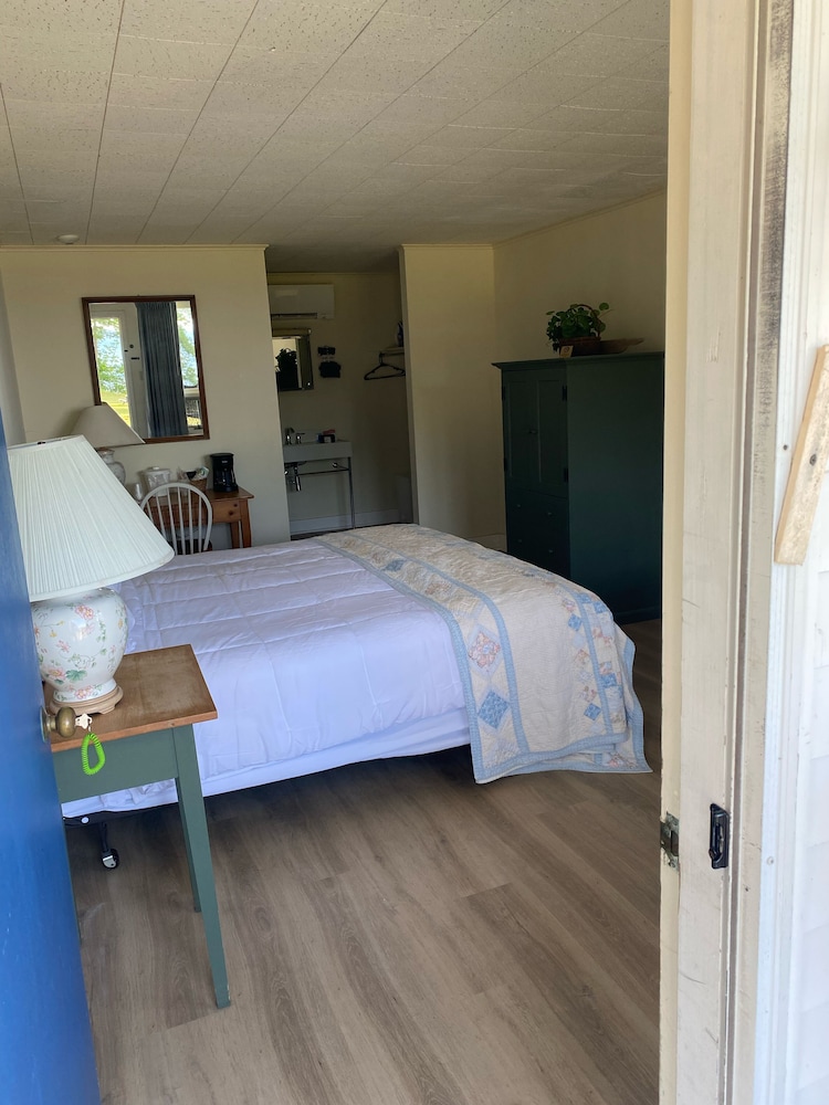 Room 24: Traditional Oceanfront 1st Flr photo 2