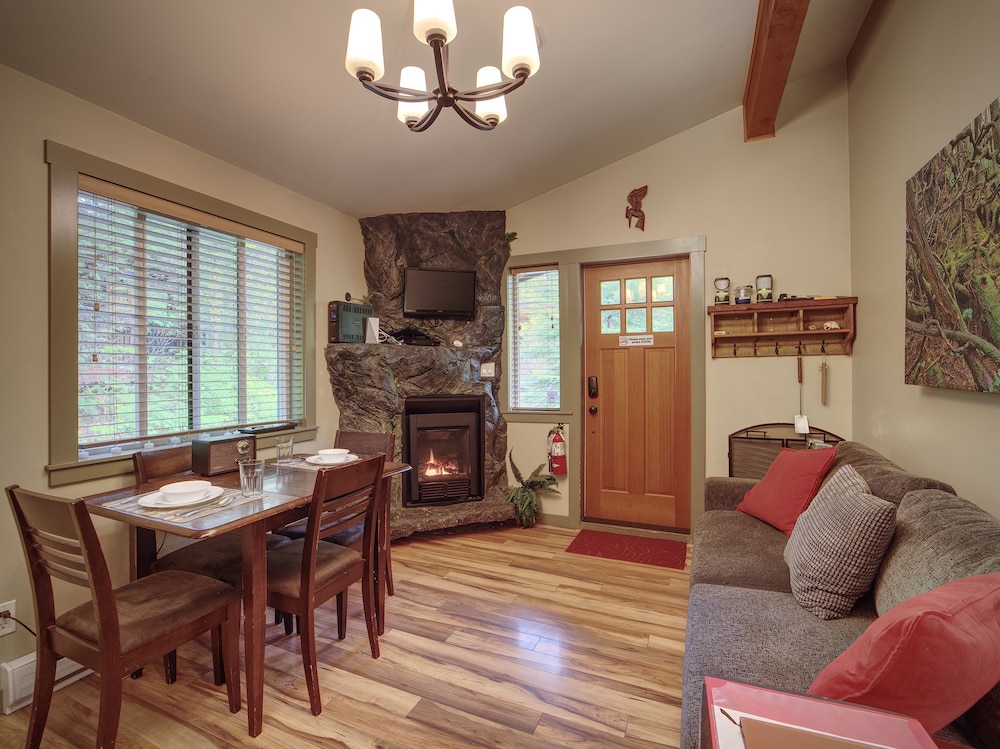 #17 Cottage, 1 Bedroom, Fireplace, Garden View (Pet Friendly)