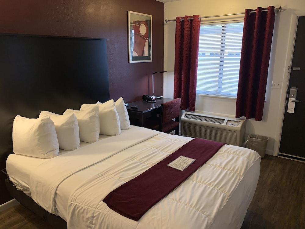 The Lodge - 1st Floor - 1 Queen Bed - Photo 3