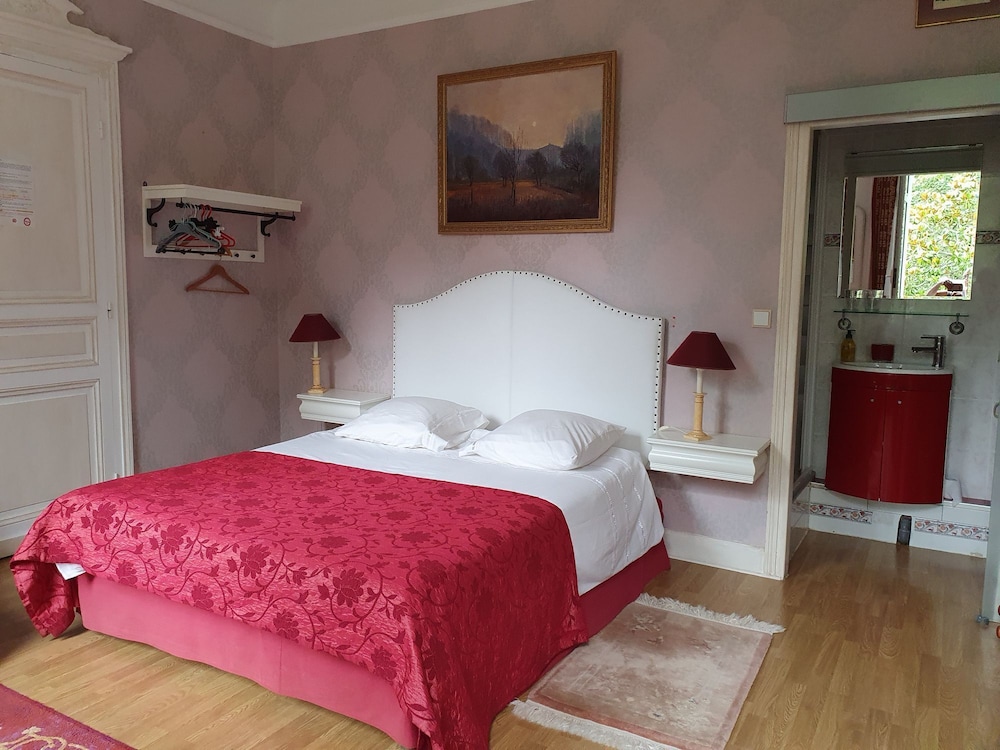 Economy Room, 1 Queen Bed (Chambre Les Coquelicots) photo 3