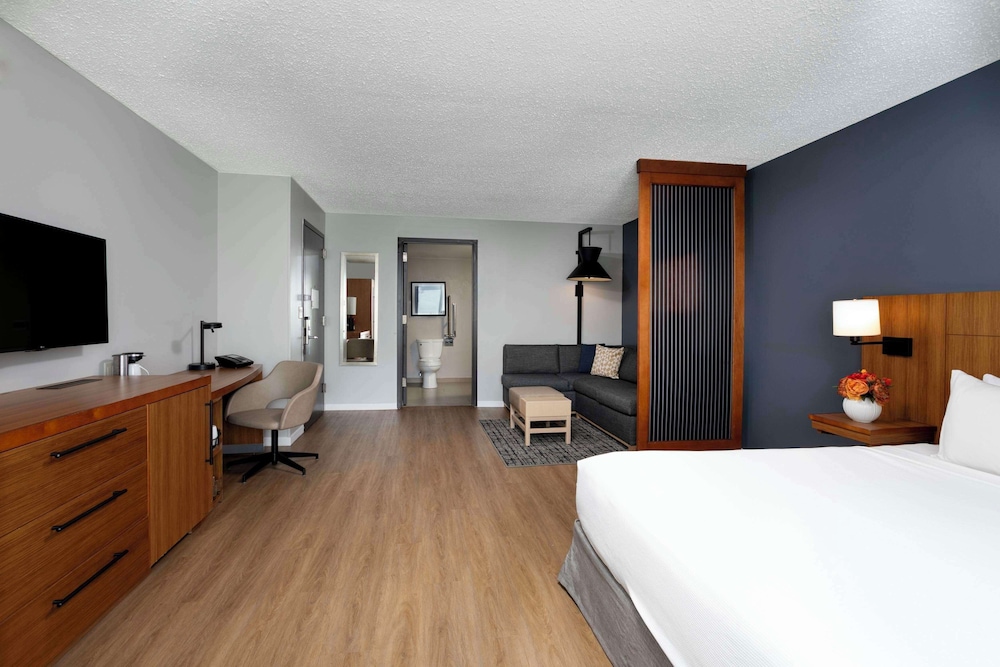 Room, 1 King Bed with Sofa bed (High Floor) photo 3
