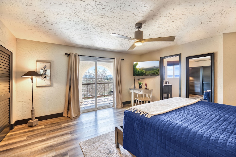 Deluxe Room, 1 King Bed, Ensuite, Vineyard View