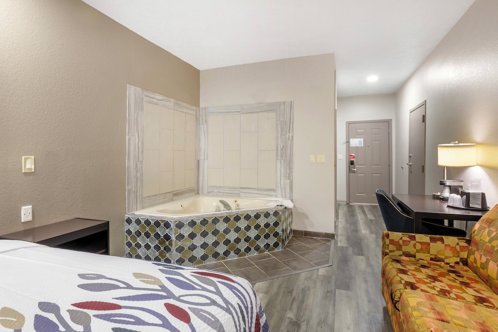 Superior Room, 1 King Bed, Smoking, Jetted Tub photo 3