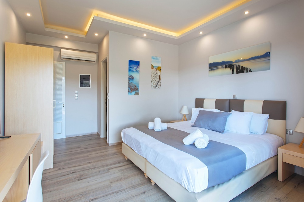 Luxury Double Room with Shared Pool photo 3
