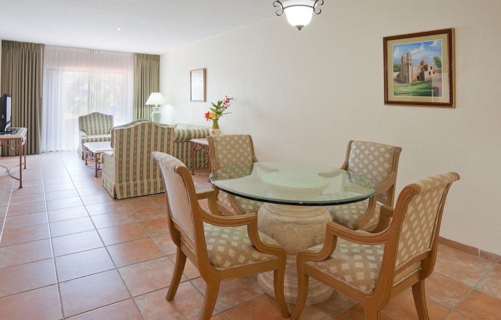 Suite, 2 Bedrooms - Photo 4