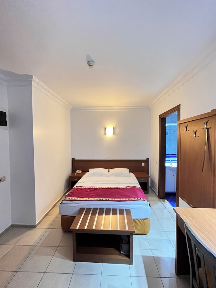Economy Single Room, 1 Queen Bed photo 1