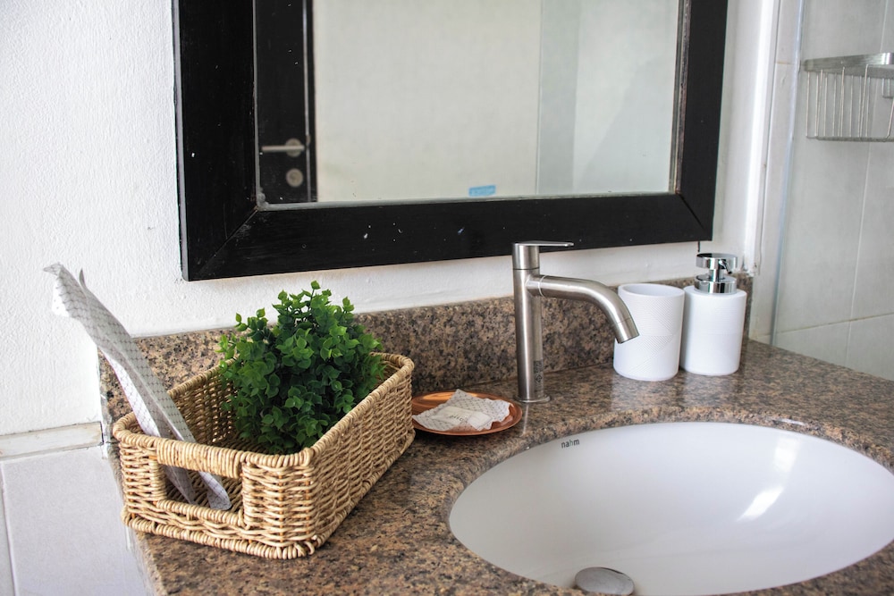 Deluxe Double Room with Bath - Photo 16