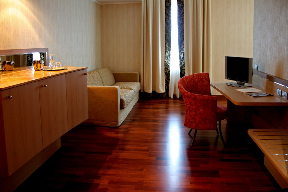 Suite, Hot Tub - Photo 4