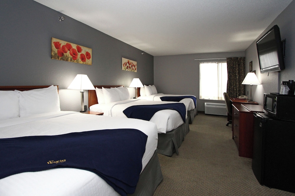 Suite, Multiple Beds (Triple Queen) photo 1