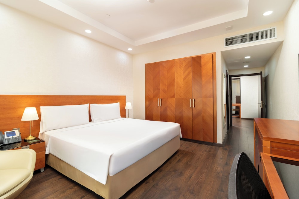 Suite, 3 Bedrooms, Club Lounge Access, Sea View (Dining, Kitchen) - Photo 2