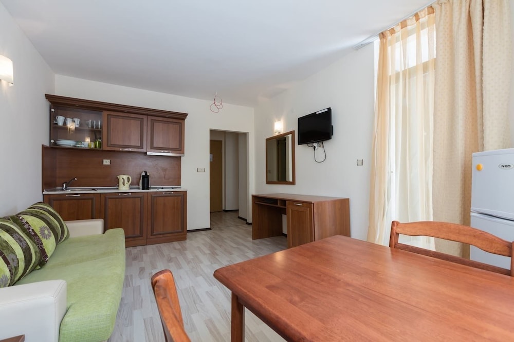 Family Apartment, 2 Bedrooms, Kitchenette, Pool View