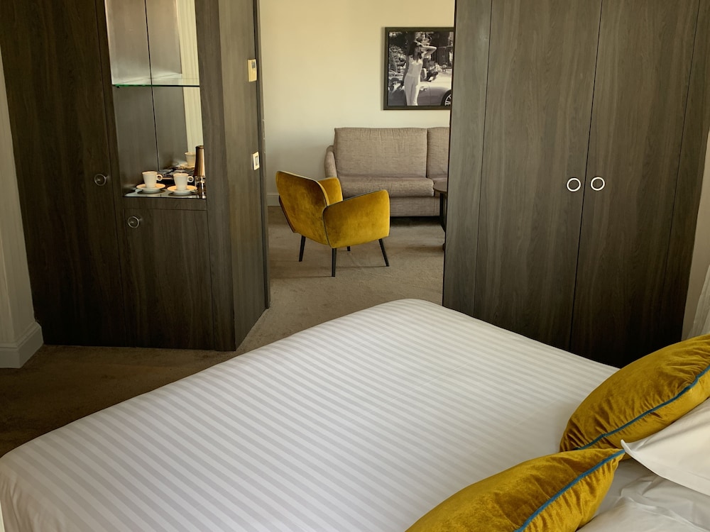 Suite - Photo 1