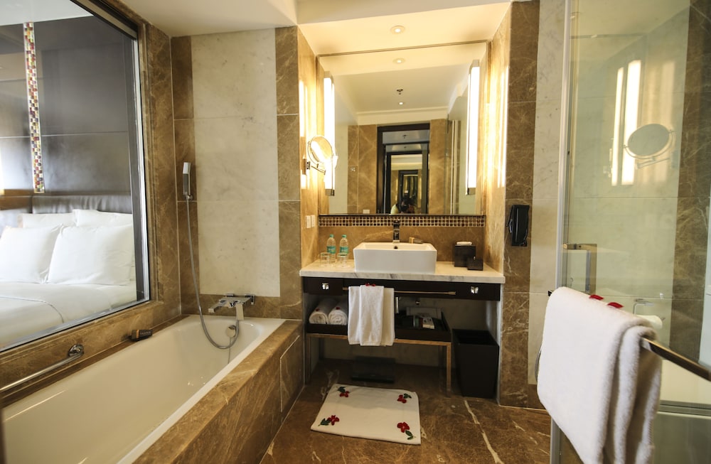 Executive Room, 2 Twin Beds - Photo 6