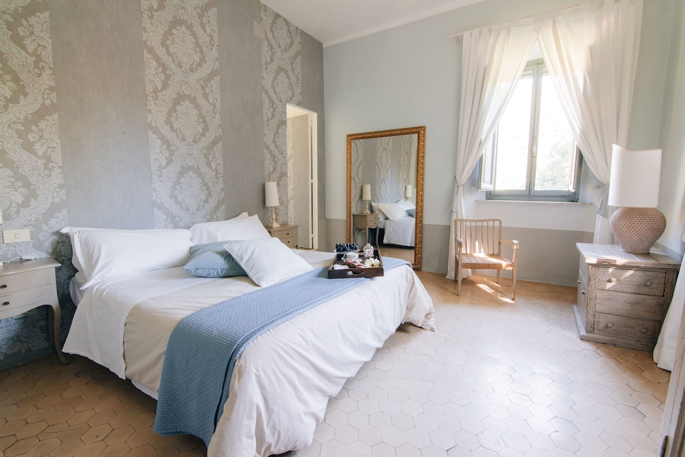 Suite, 1 Bedroom, Fireplace photo 1
