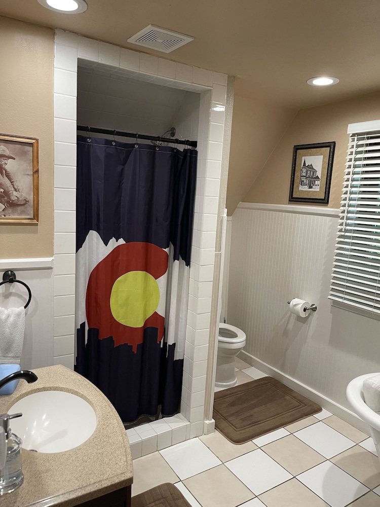 Downtown BnB King Bed Clawfoot Tub & Jacuzzi 2 photo 3