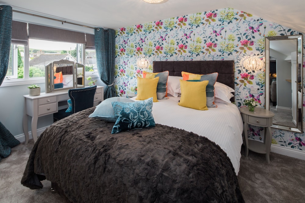 Luxury Suite, 1 King Bed, Bathtub