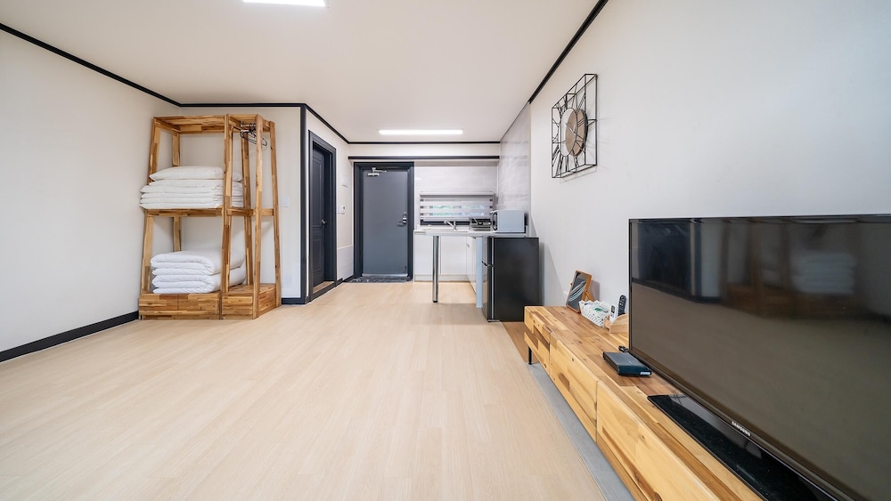 Basic Room, 1 Bedroom (D-Day 2)