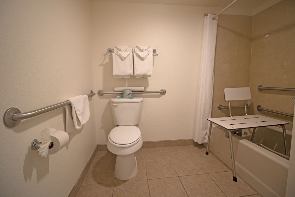 Standard Room, 2 Queen Beds, Non Smoking - Photo 5