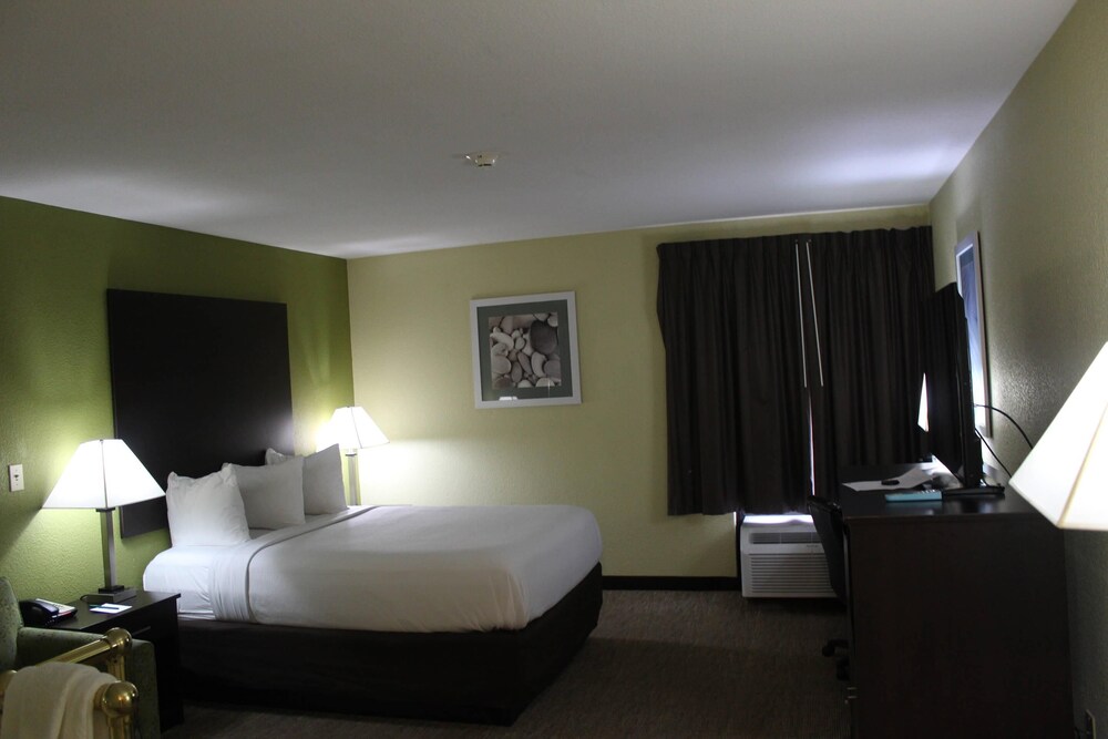 Standard Room, 1 Queen Bed, Non Smoking, Jetted Tub photo 1