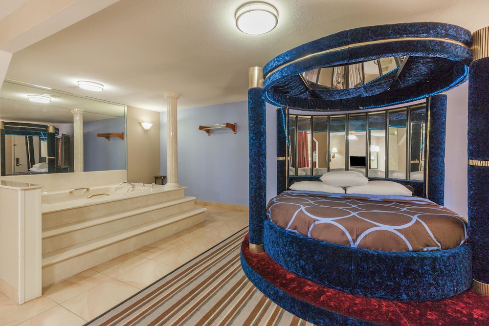 Suite, 1 King Bed, Hot Tub photo 1