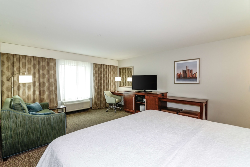 Room, 1 King Bed, Refrigerator & Microwave photo 1