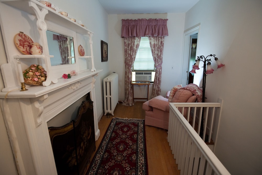 Comfort Room, 1 Queen Bed, Ensuite (Rose Room) photo 2