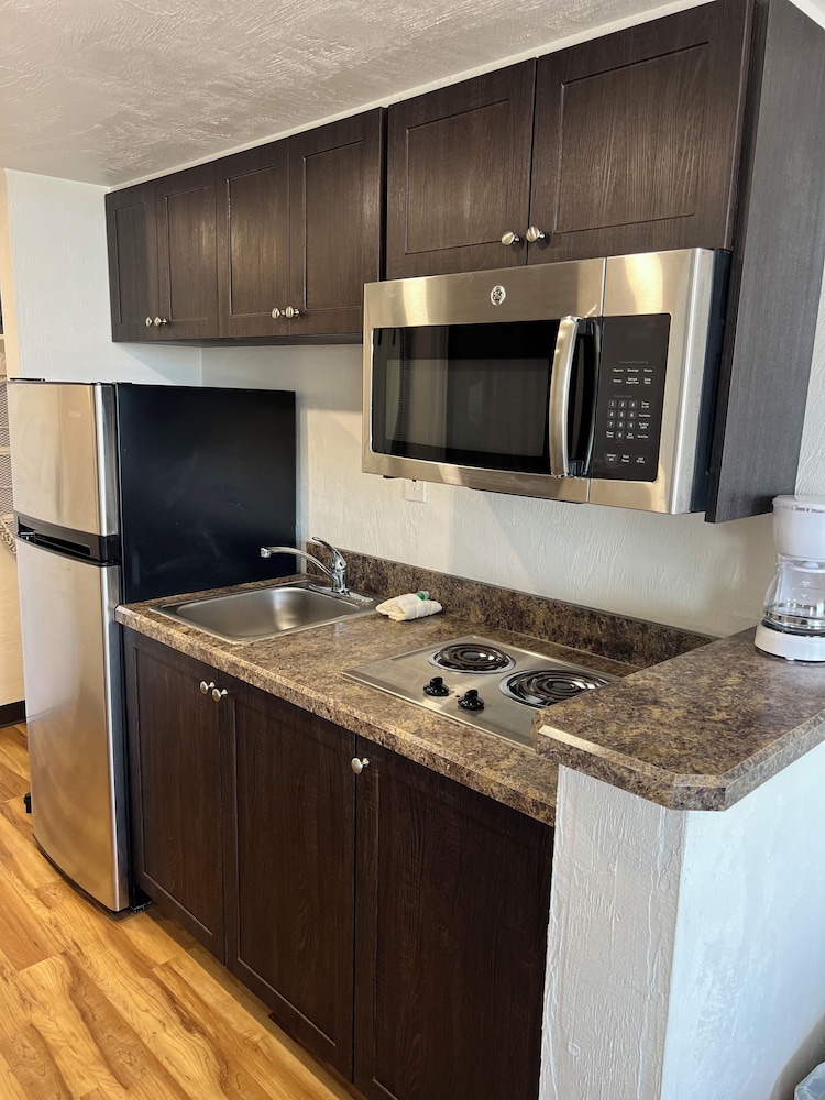 Deluxe Room, 2 Queen Beds, Kitchenette - Photo 10