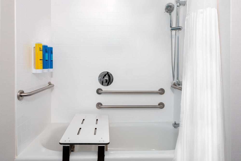 Room, 2 Queen Beds, Accessible, Bathtub - Photo 3