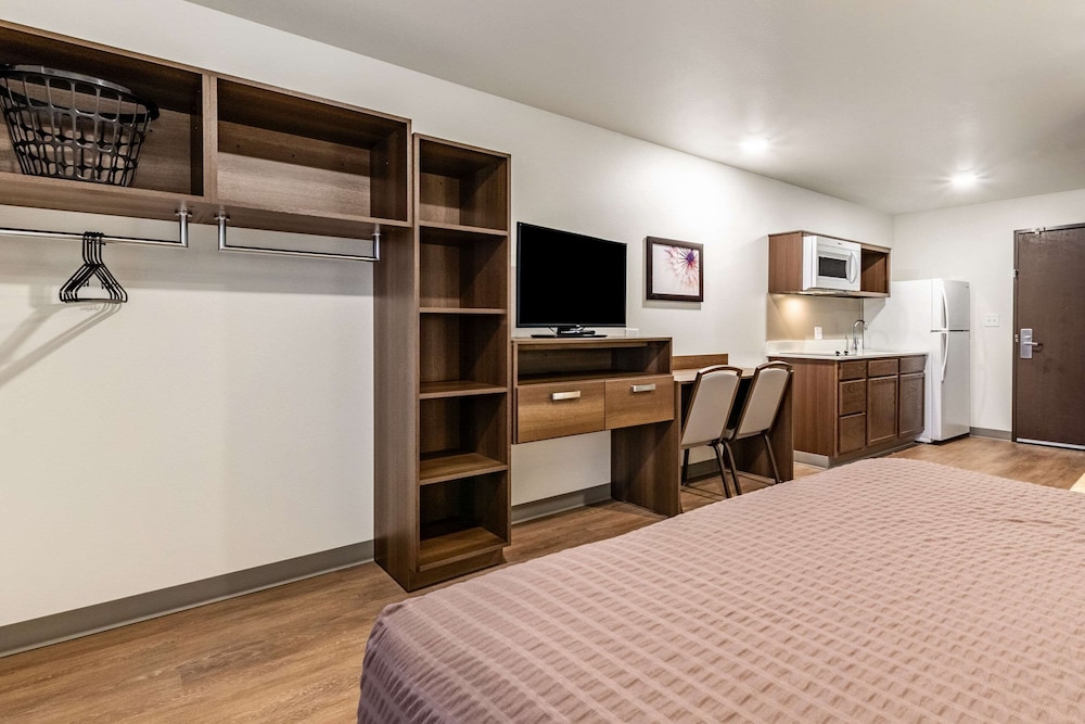 Standard Room, 1 Queen Bed, Non Smoking (Sofa) - Photo 5
