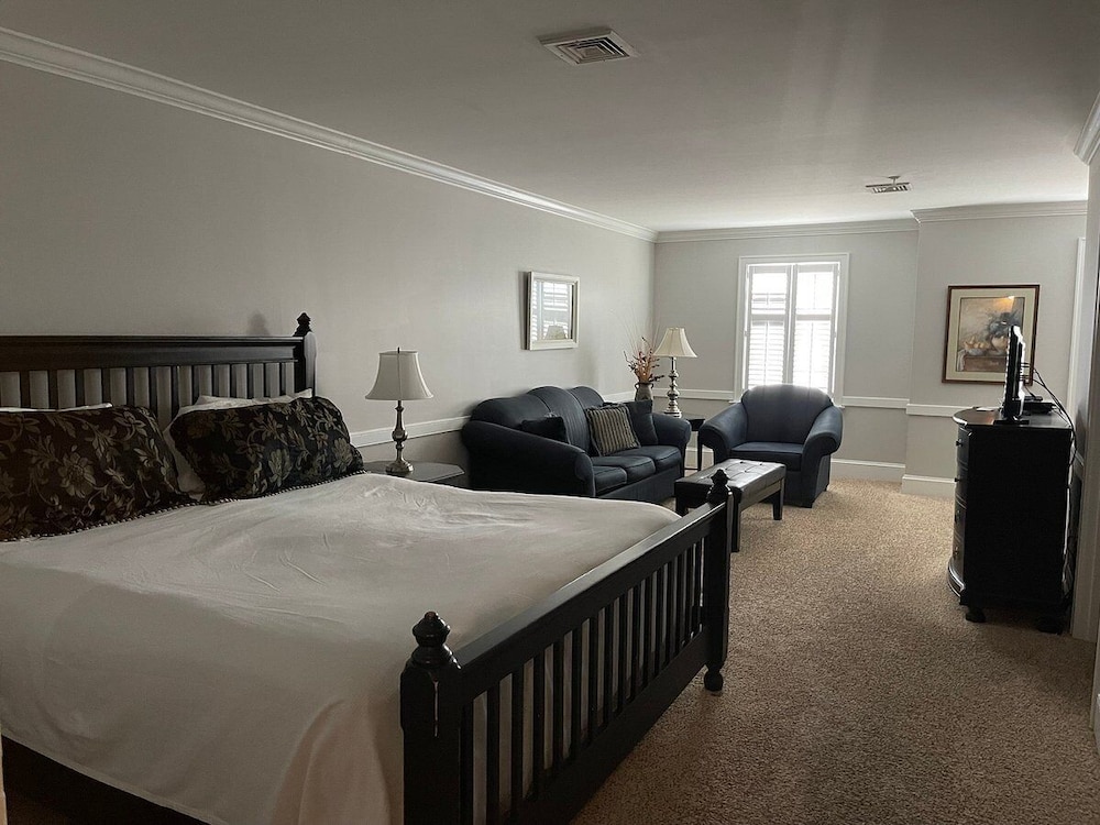 King Room, King Bed With Queen Sleep Sofa 2nd Floor