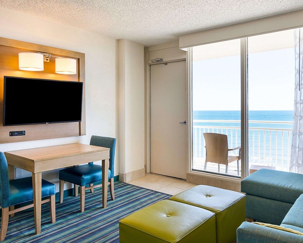 Suite, 1 King Bed, Non Smoking - Photo 3
