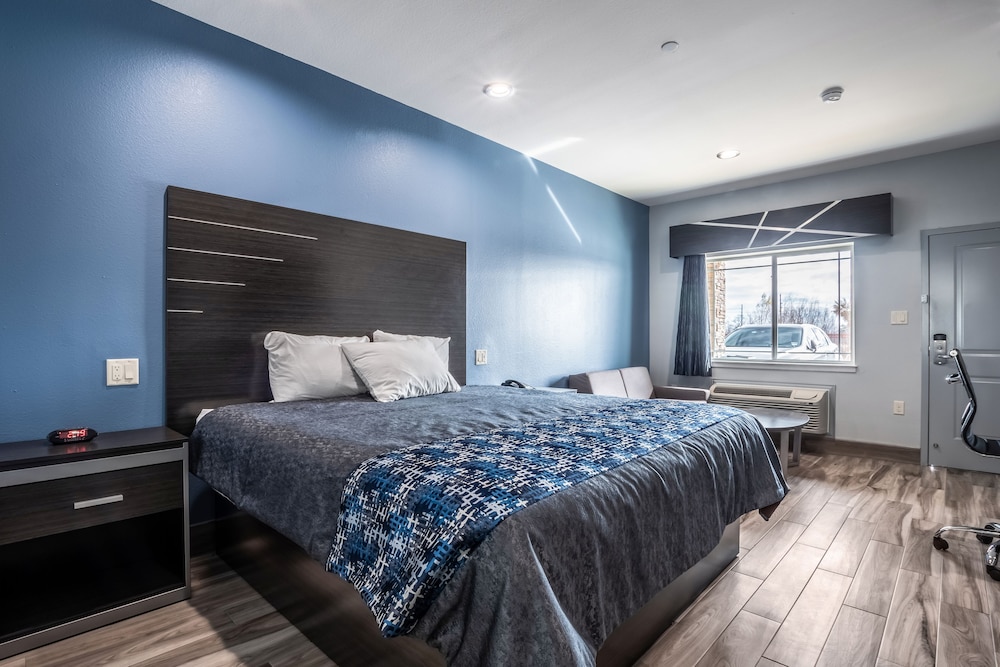 Basic Room, 1 King Bed, Non Smoking photo 3