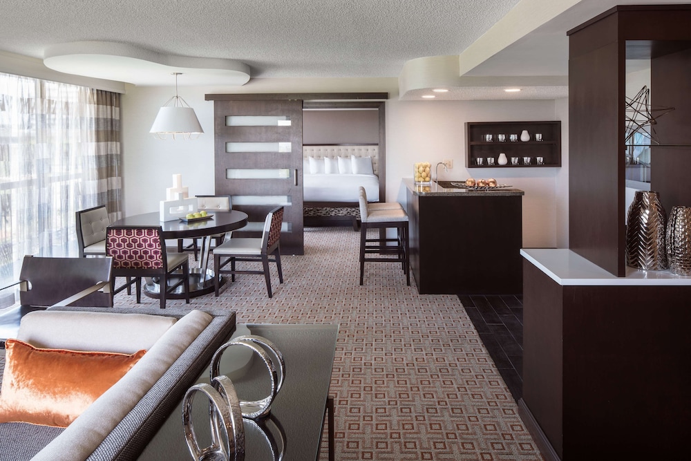 Suite, 1 King Bed, Non Smoking, Bathtub photo 3