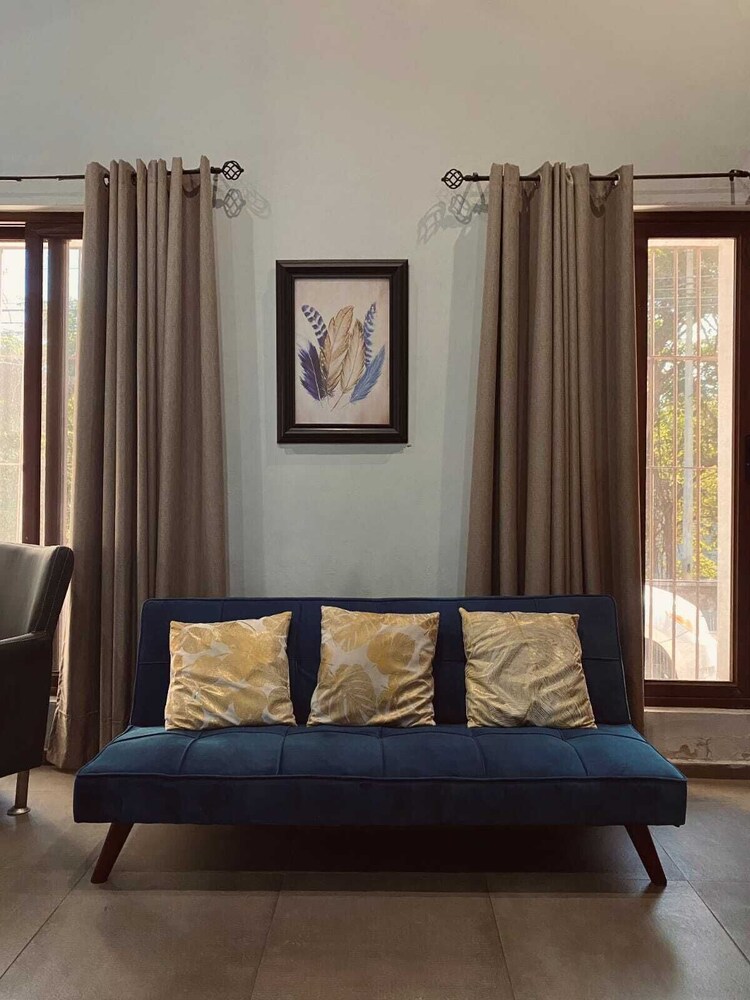 Deluxe Double Room, 1 Queen Bed with Sofa bed photo 3