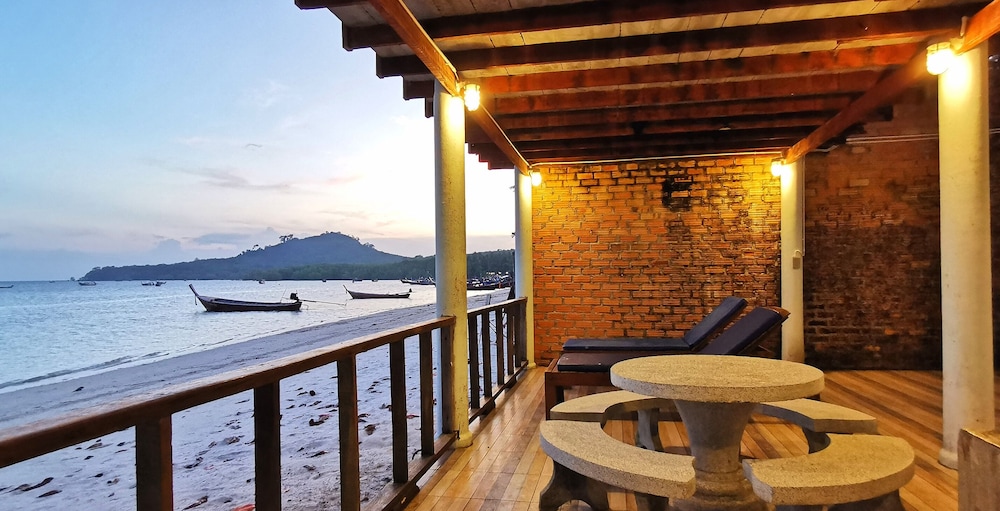 Beachfront Family Suite photo 2