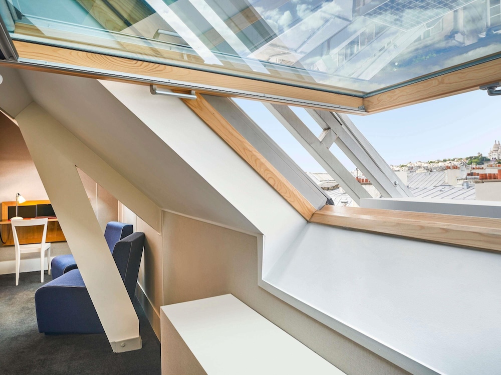 Deluxe Room, 1 King Bed, City View thumbnail 6