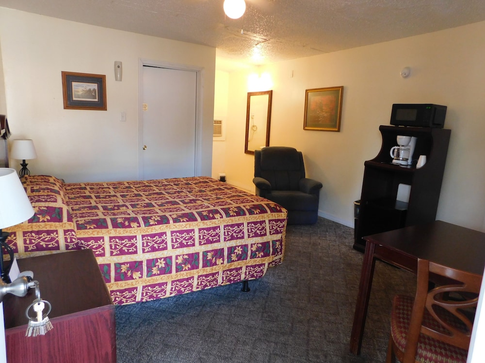 Standard Room, 1 Queen Bed, Non Smoking, Refrigerator & Microwave photo 2
