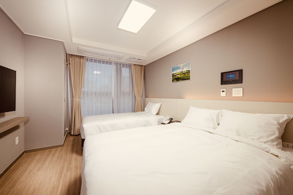 Family Twin Room - Photo 3