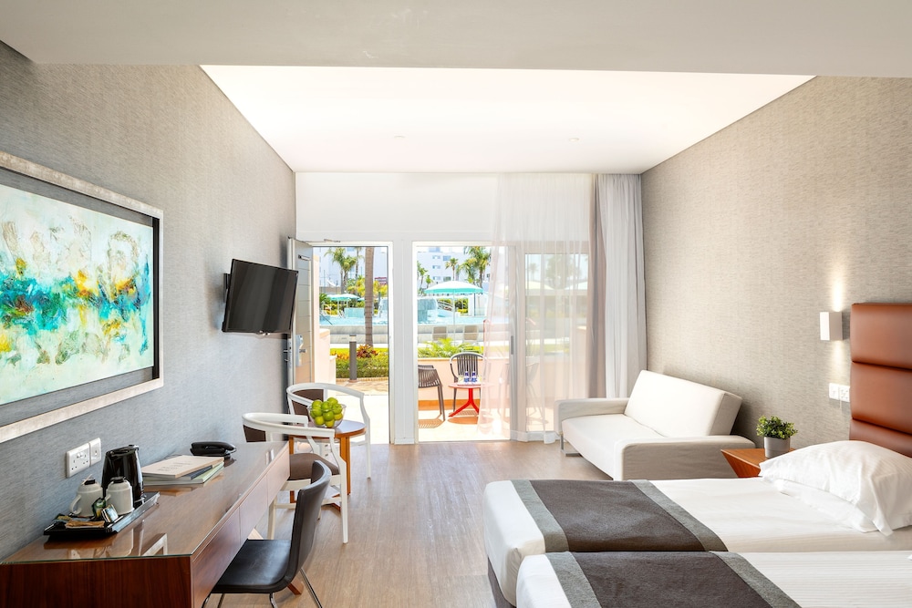 Garden Suite, Poolfront - Photo 1