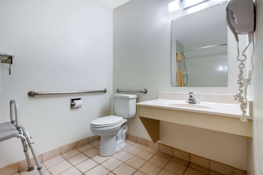 Room, 2 Queen Beds, Accessible, Non Smoking - Photo 11