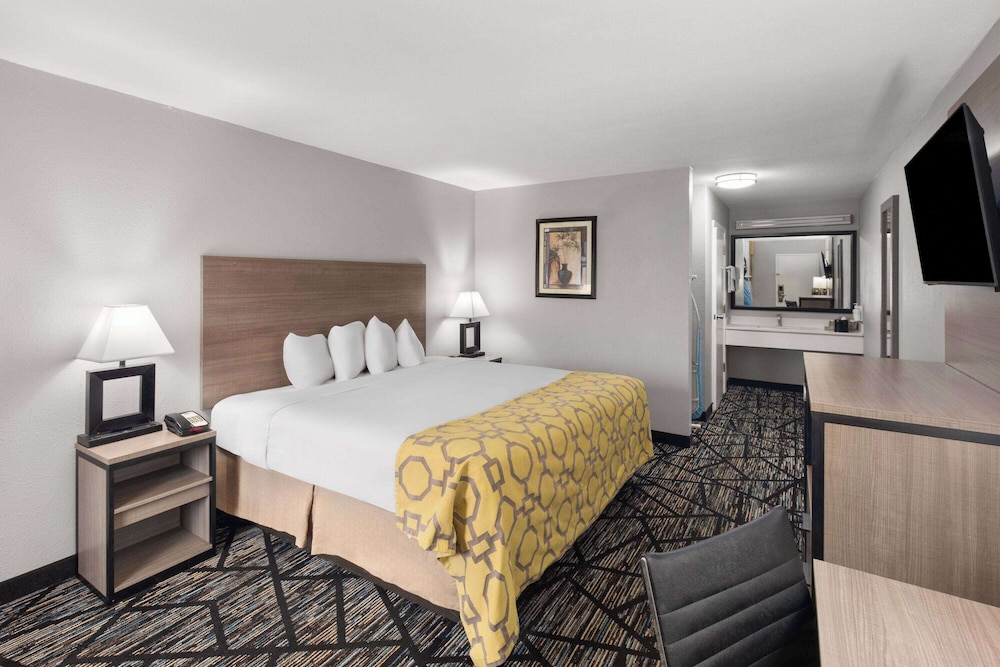 Standard Room, 1 King Bed, Accessible - Photo 1