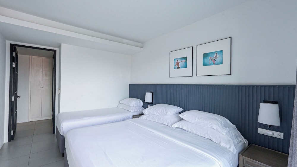 One Bedroom Suite Pool Facing - Photo 1