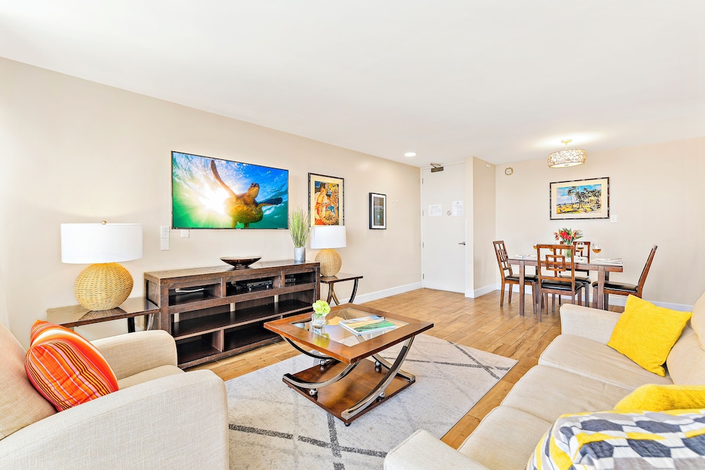 Premium Remodeled Condo with Ocean View and Parking: Premium Suite, 1 King Bed with Sofa bed, Balcony, Ocean View (0026) photo